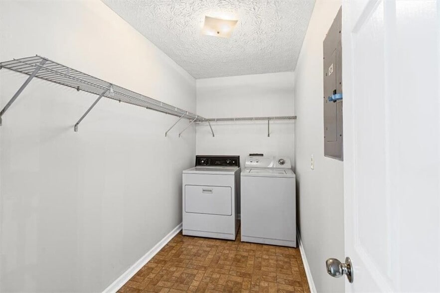 Building Photo - 120 Woodcrest Dr