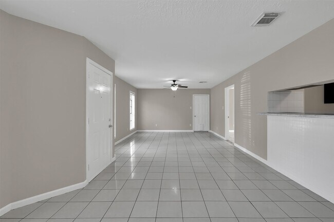 Building Photo - 1018 Surrey Ct