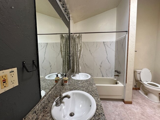 Building Photo - Welcome to your dream rental in Auburn!