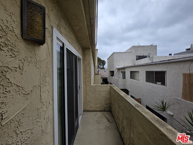 Building Photo - 517 N Francisca Ave