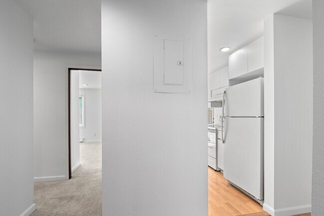 Building Photo - 2Bd/1.75Ba Seattle Condo