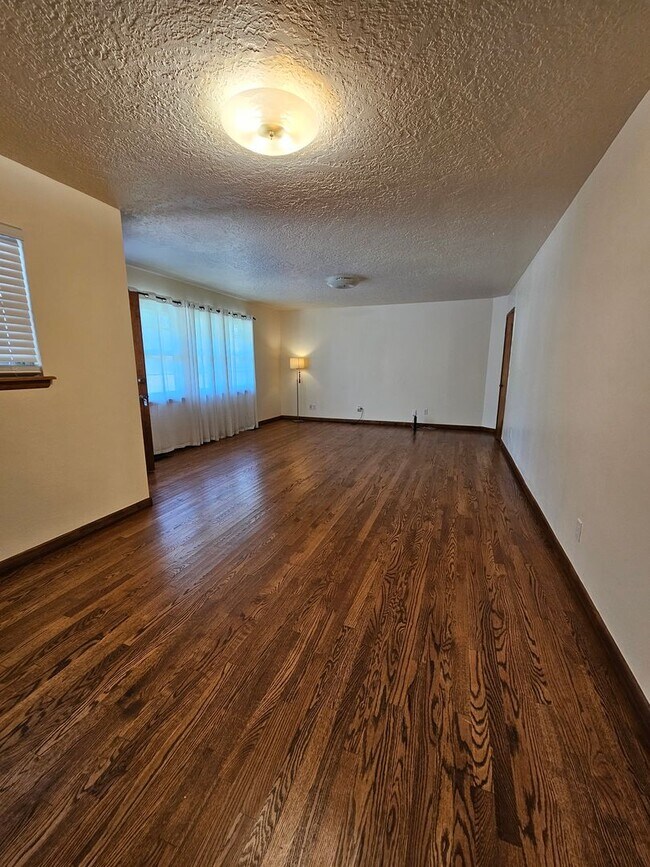 Building Photo - (3) Bed/(2) Bath with Storm Shelter and Mo...