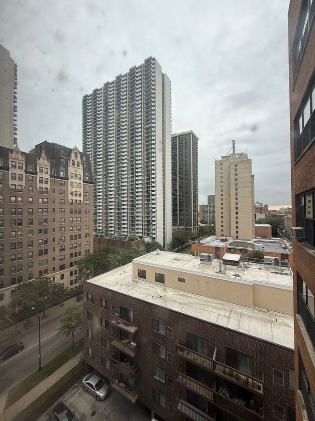 Building Photo - Available studio close to lake and transpo...