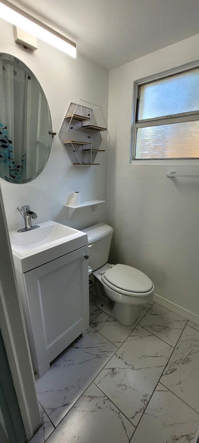 Building Photo - 104 NE 5th St