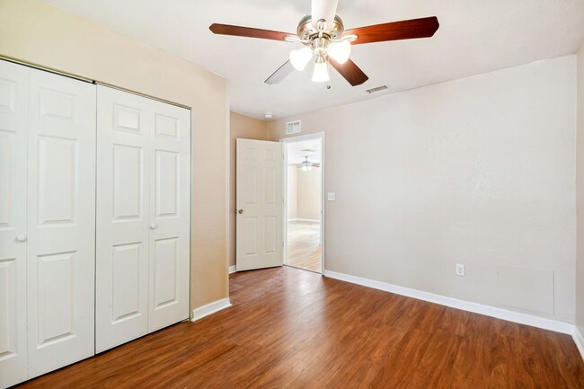 Building Photo - Historic Ybor City Bungalow!