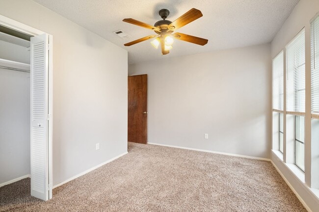 Building Photo - Simple 3 Bedroom, 2 Bath Home in South Aus...