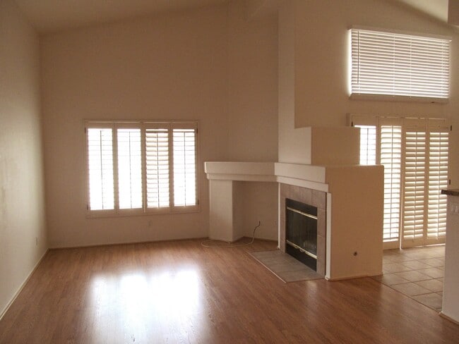 Building Photo - Andria of UTC Townhome with Attached Garage and Hardwood Floors - READY FOR MOVE IN!