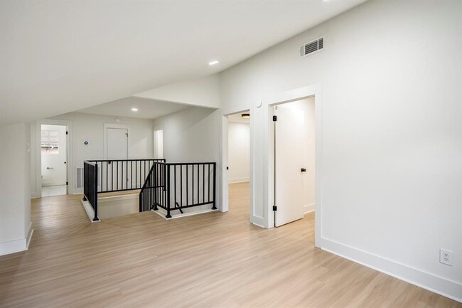 Building Photo - 17 Dowlen Pl