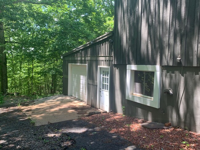 Building Photo - Large home with gorgeous views!