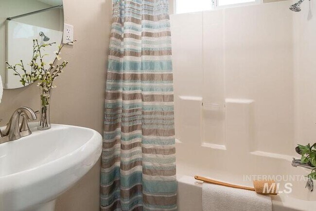Building Photo - Charming 2 Bed, 1 Bath Single-Family Home ...