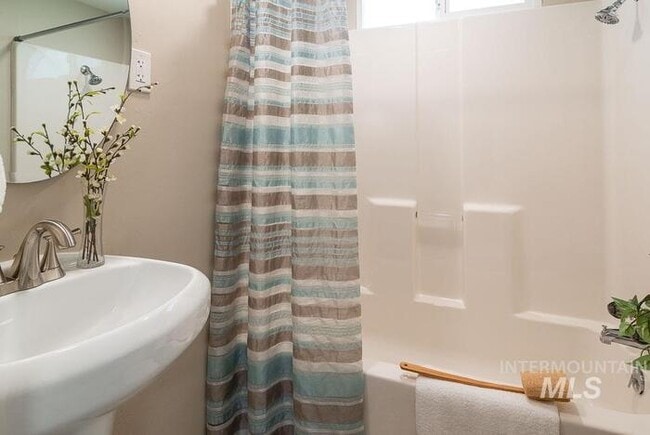 Building Photo - Charming 2 Bed, 1 Bath Single-Family Home with Large Backyard & RV Hookups!