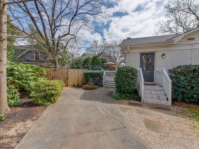 Building Photo - 3221 Sunset Dr