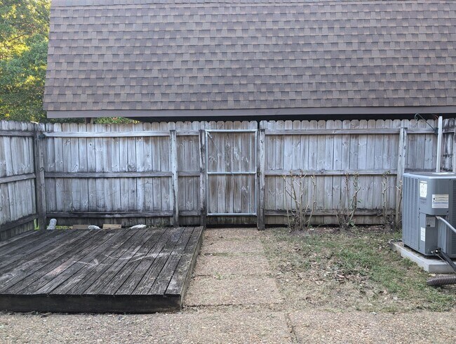 Building Photo - Townhouse 3/2.5 Fenced