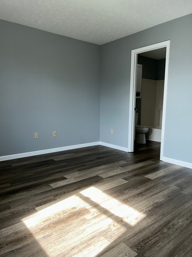 Building Photo - 1525 Meadow Spring Dr