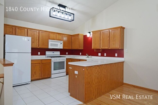 Building Photo - AVAILABLE NOW! Spacious 2 Bed, 2 Bath Town...