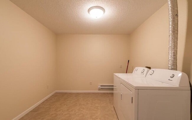 Building Photo - Spacious 4 bedroom 2 bathroom stand alone pet friendly home, with attached garage