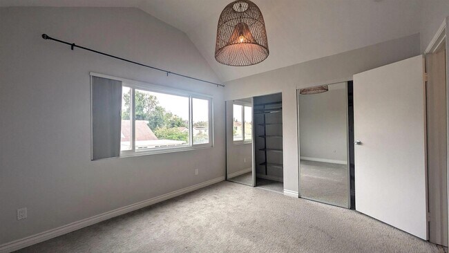 Building Photo - 5057 Abuela Dr