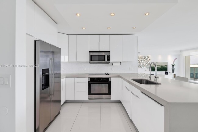 Building Photo - 100 Bayview Dr