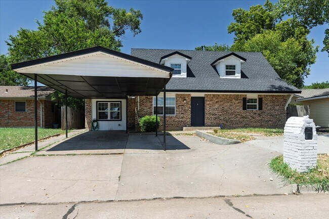 Primary Photo - 122 NE Angus St