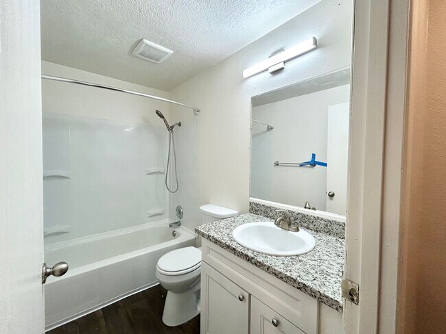 Building Photo - Charming 2 Bed, 1 Bath Canby Townhouse-Style Duplex!
