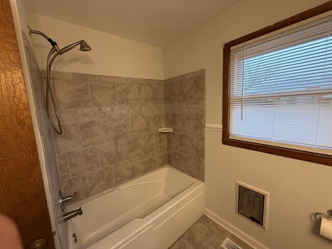 Building Photo - Charming 3 Bed 1 Bath Home in Woodbury