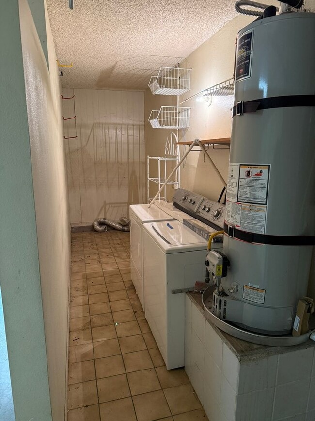 Building Photo - Great 3 bedroom / 2 bathroom Condo in Rive...