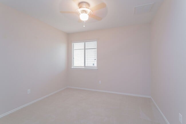 Building Photo - Inviting 4/BR 2/BA Home with Spacious Back...
