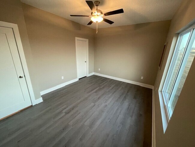Building Photo - 2755/57 S Greenleaf Cir