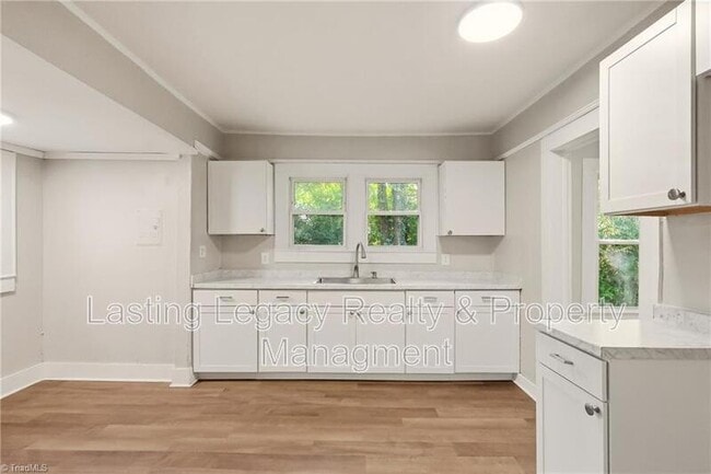 Building Photo - 2051 Bloomfield Dr