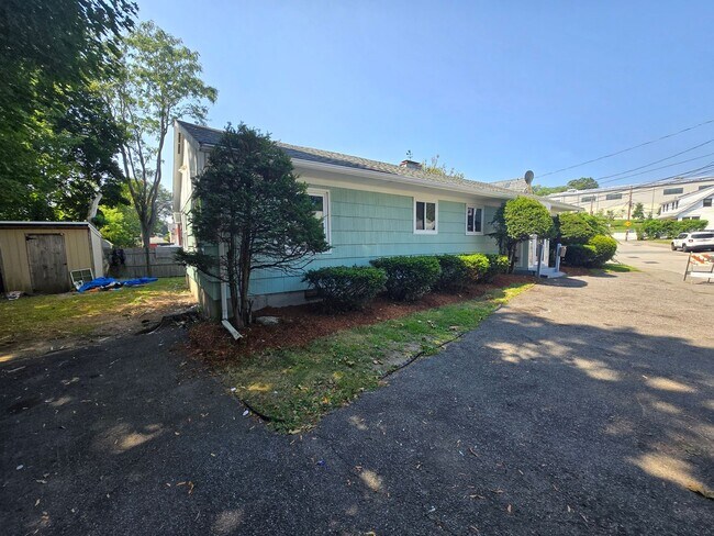 Primary Photo - 4 Bd 1.5 Bath Single Family House in Hyde ...