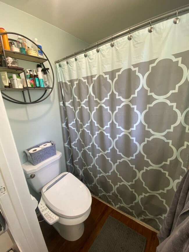 Building Photo - Beautifully Maintained 3 Bedroom 2 Bath Home with Garage and Fenced Yard! Pets Welcome!