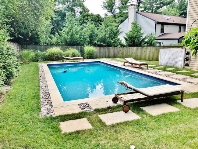 Building Photo - Luxury 5 bed, 3.5 bath with Pool!