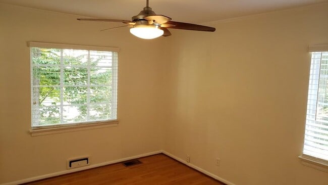 Building Photo - 3857 Land O Lakes Dr NE