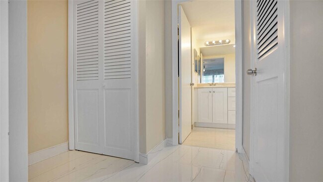 Building Photo - 4100 Galt Ocean Dr