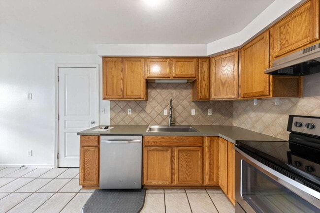 Building Photo - Charming 3 bedroom home with large yard!