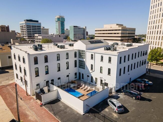 Building Photo - 300 N Main St