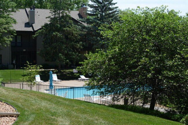 Building Photo - Beautiful 2-Bed 1-Bath Condo in Bloomington - Available Now!
