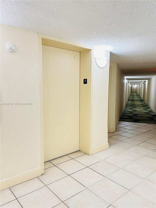 Building Photo - 800 Parkview Dr