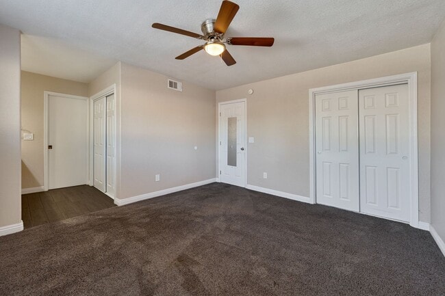 Building Photo - Beautifully Updated 3-Bed Townhome in Carm...
