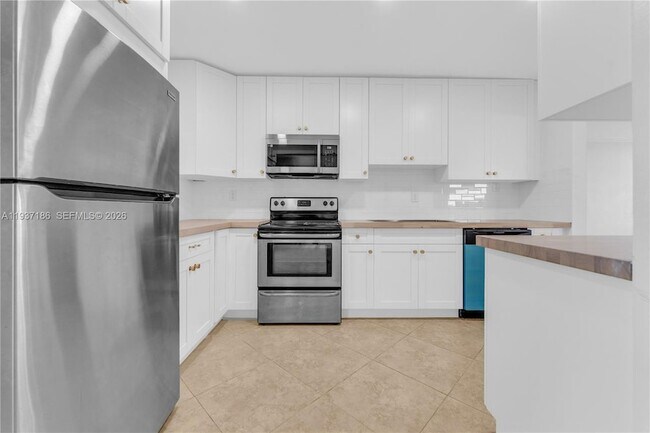 Building Photo - 5208 NE 5th Ave