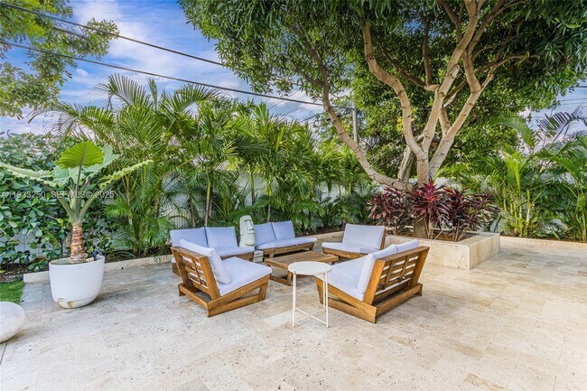 Building Photo - 818 NW 29th Ct