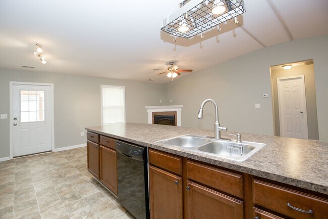 Building Photo - "Charming 3 Bed, 2 Bath Home in Spring Lak...