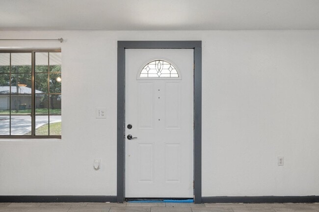 Building Photo - 205 Pine St