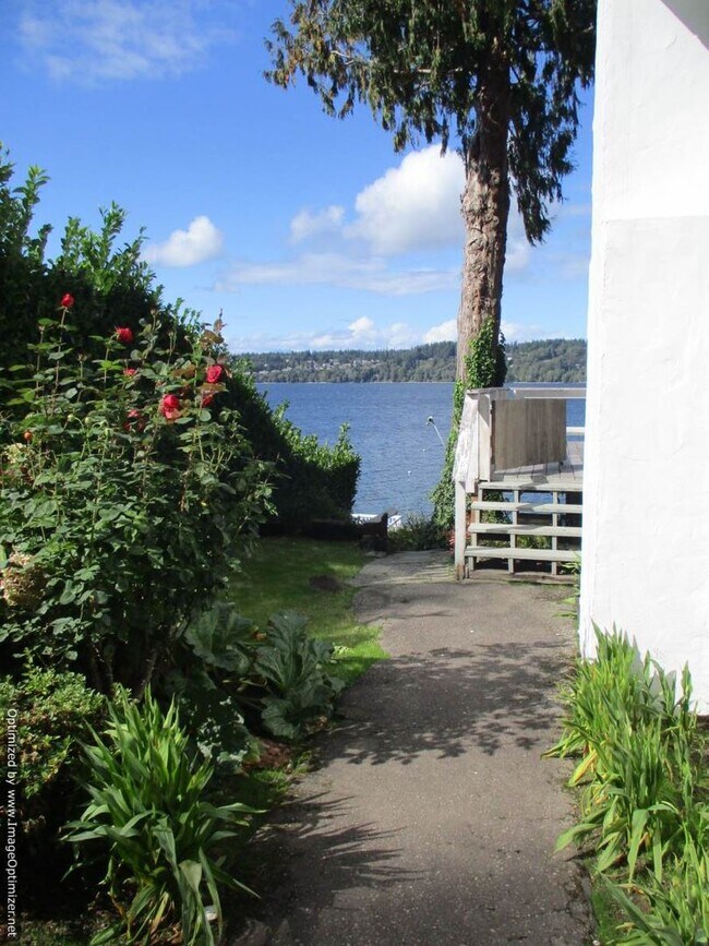 Building Photo - Charming Partially Furnished Waterfront Home in Gig Harbor