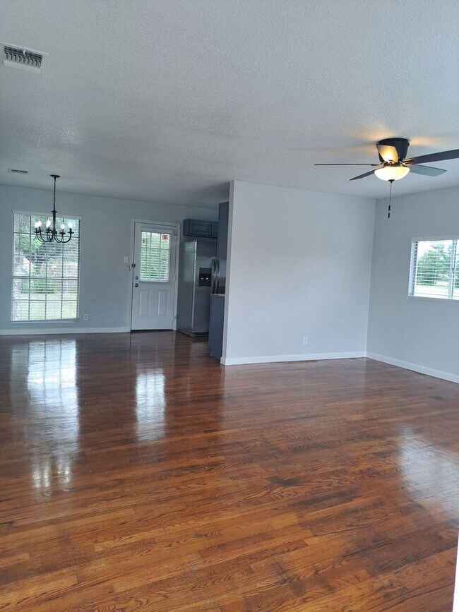 Building Photo - Stylish 4BR/2BA Home Near Port San Antonio...