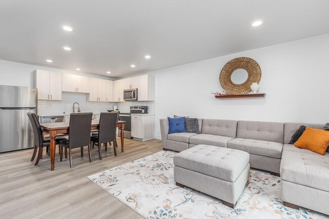 Building Photo - 3 bedrooms, 2.5 Baths w/Amazing Sunset Views!