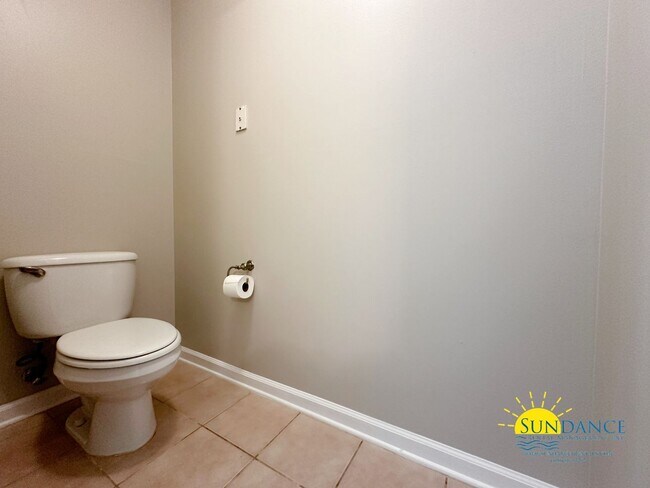 Building Photo - Lakefront home with Enclosed pool centered between Eglin and Hurlburt