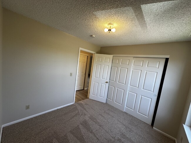 Building Photo - AVAILABLE NOW!  Charming Chestnut Condo!