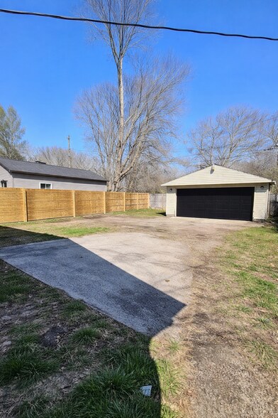 Building Photo - 47 S Brentwood Ave