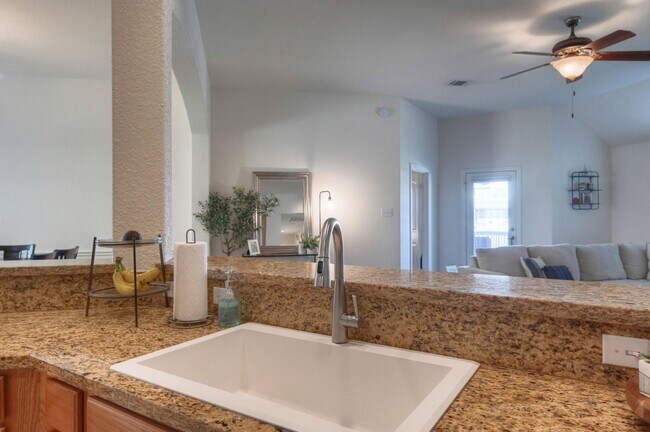 Building Photo - 108 Cove Cir